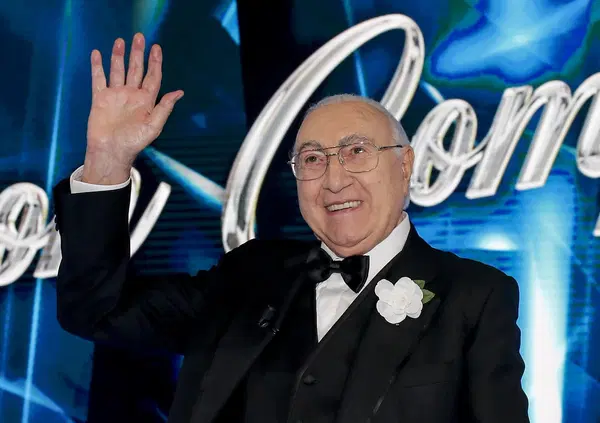 TV DI AGOSTO. Dal saluto a Pippo Baudo con Ho Fatto 13! su Rai 1, alla nuova stagione di Rocco Schiavone su Rai 2 passando per la serie "La ragazza alla pari" su Canale 5: ce n'&egrave; per tutti