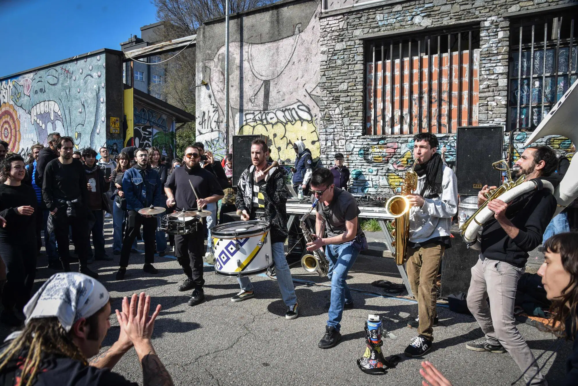  Un presidio contro lo sgombero al Leoncavallo di Milano