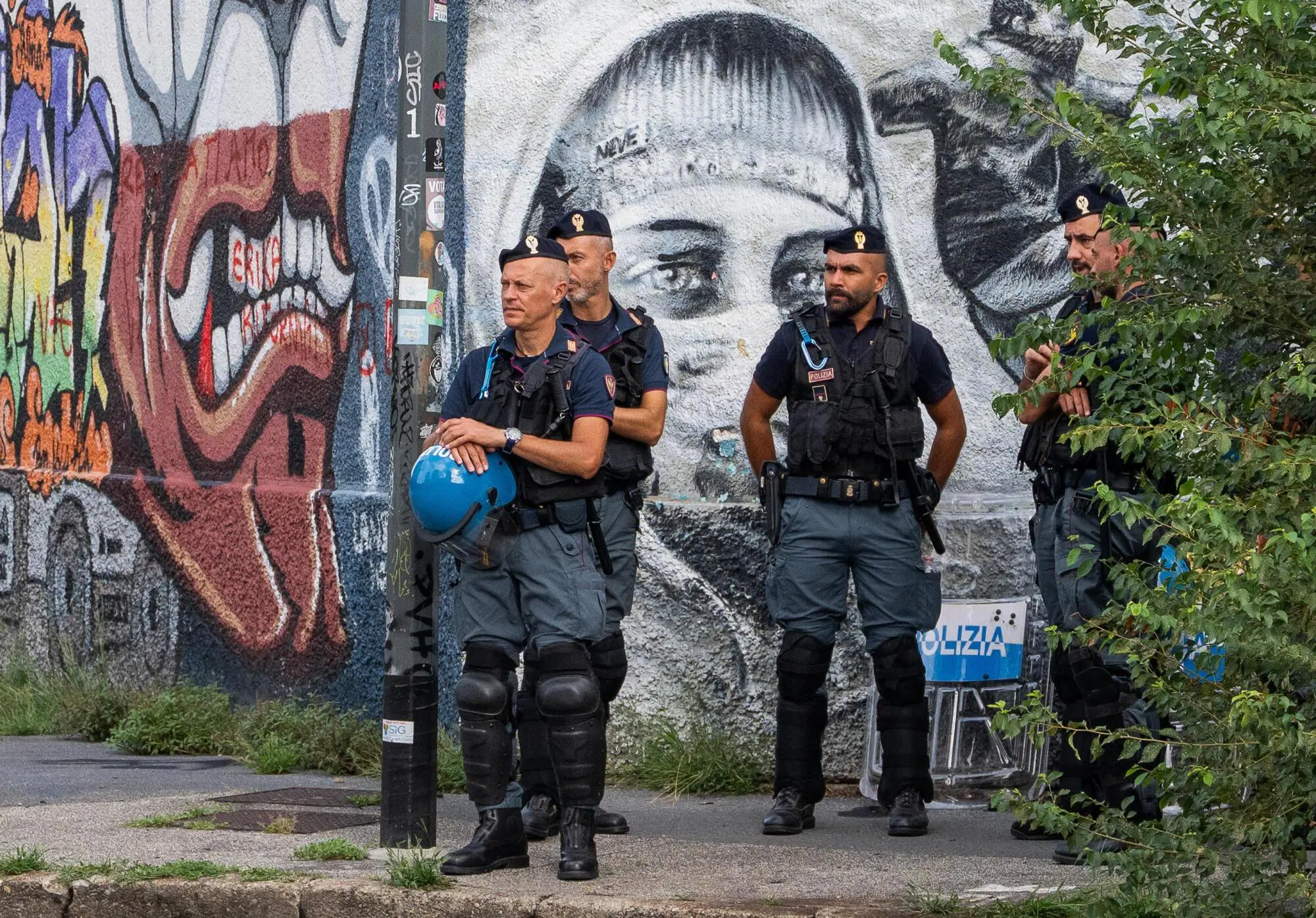 La polizia esegue, con l'ufficiale giudiziario, l'ordine di sfratto emesso nei confronti dello storico centro sociale Leoncavallo a Milano