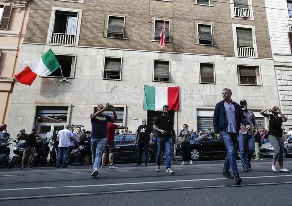 Bene lo sgombero del Leoncavallo a Milano. Ma la legge non vale anche per CasaPound a Roma?