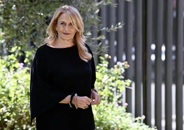 Perch&eacute; Monica Maggioni "lascia la Rai" ma, come Bruno Vespa, rimane collaboratrice esterna pagata (quanto?): che succede? Che senso ha? E chi la sostituir&agrave;? Spunta il nome di Giorgino, e intanto i compensi...