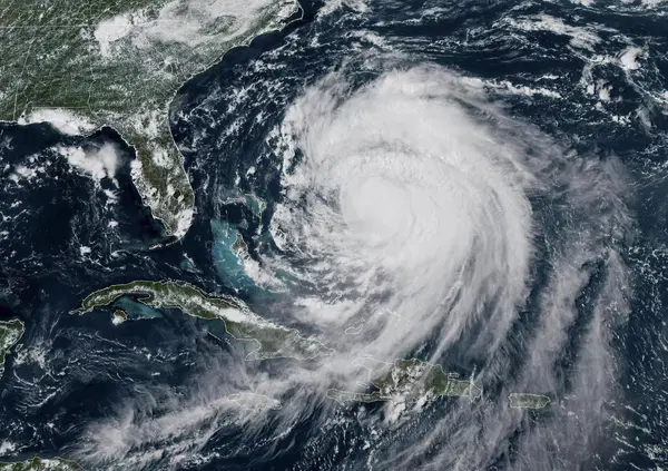 Arriva l&rsquo;uragano Erin, MA COME CAMBIER&Agrave; IL METEO IN ITALIA? Altro che settembre fresco, le previsioni tra caldo africano al Centro e al Sud e...