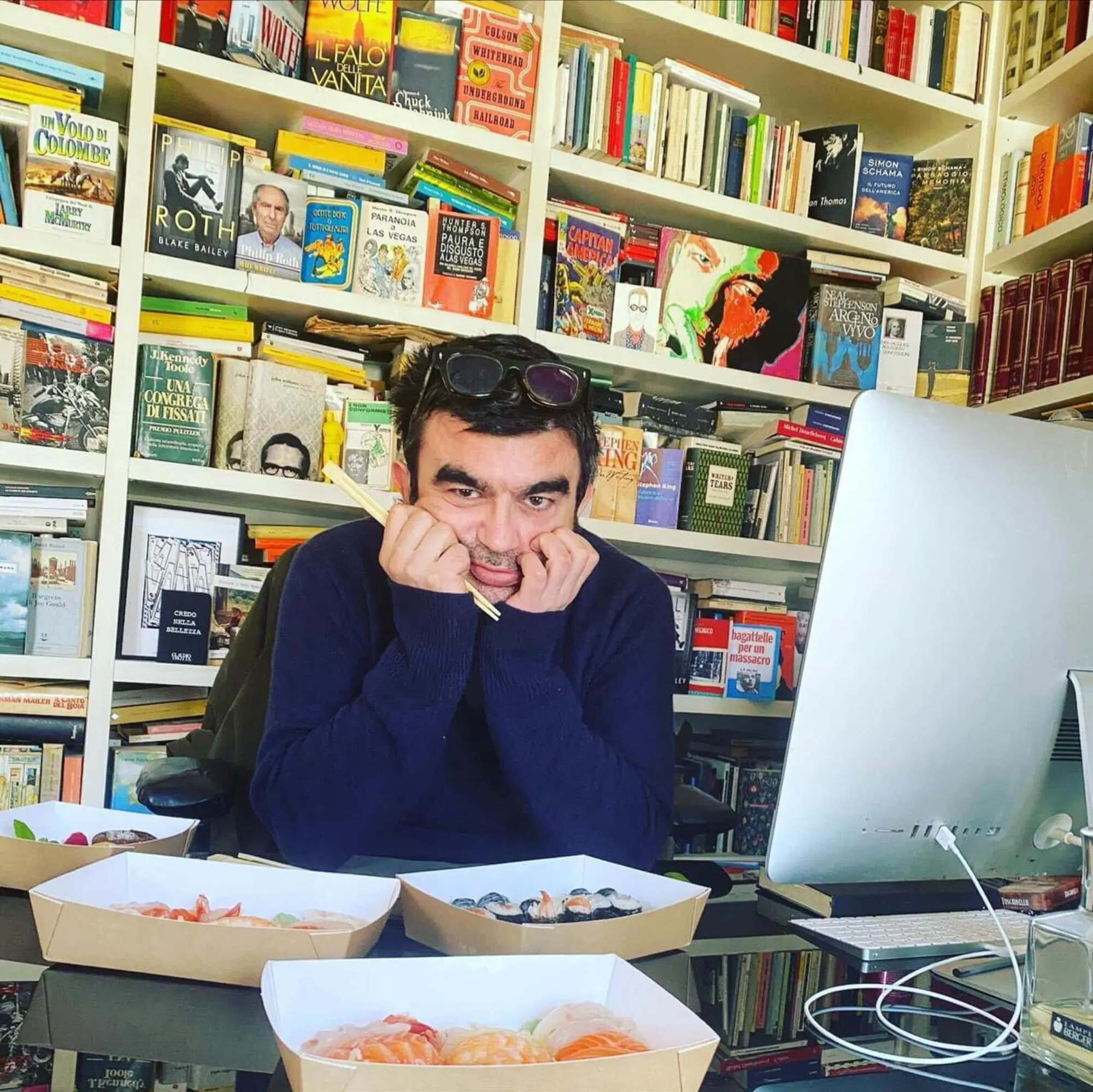 Gian Paolo Serino nel suo studio (mangia sushi da asporto)