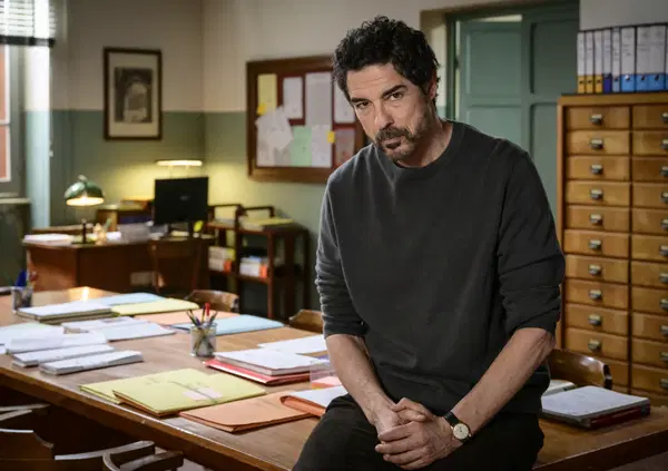 Un Professore su Rai 1: quando Alessandro Gasman non fa "lezioni" sui social, insegna filosofia in tv. Dopo le repliche estive, in arrivo la terza stagione: ecco quando. Ma ci saranno anche nuovi episodi per I Bastardi di Pizzofalcone?