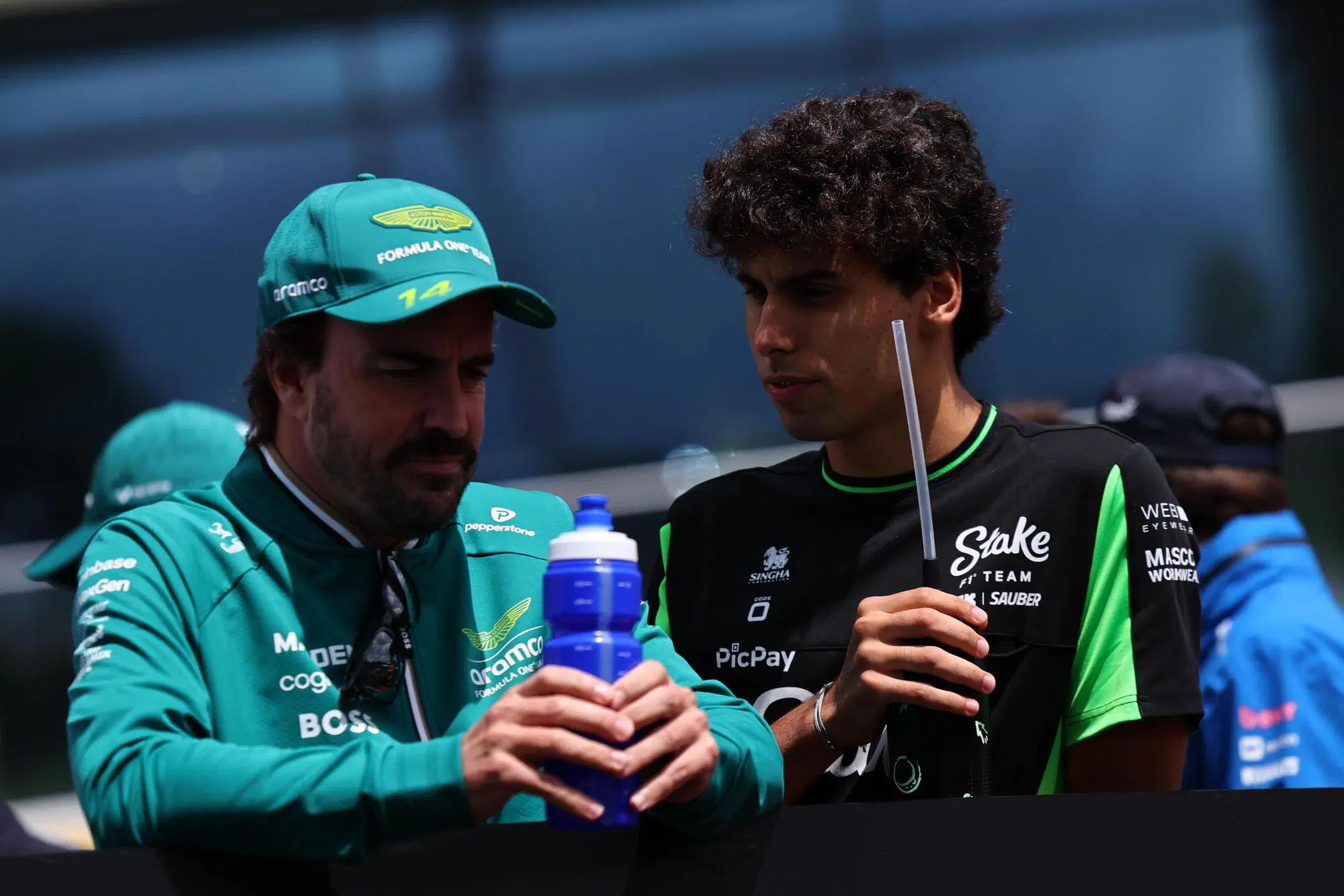 Gabriel Bortoleto con il suo manager Fernando Alonso.