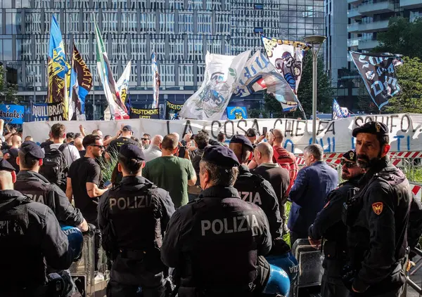 Banditi della sud ma ci siete o ci fate? Ultras del Milan si lamentano per le blacklist sugli abbonamenti ma c&rsquo;&egrave; qualcosa che non riescono a capire. Anzi pi&ugrave; di una... 