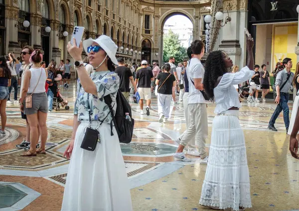 TURISMO FLOP O NO? Destra contro sinistra, albergatori contro il Viminale: danno tutti i numeri. Nella polemica dell'estate ci mancavano solo i "dati falsati", e non &egrave; ancora finita...