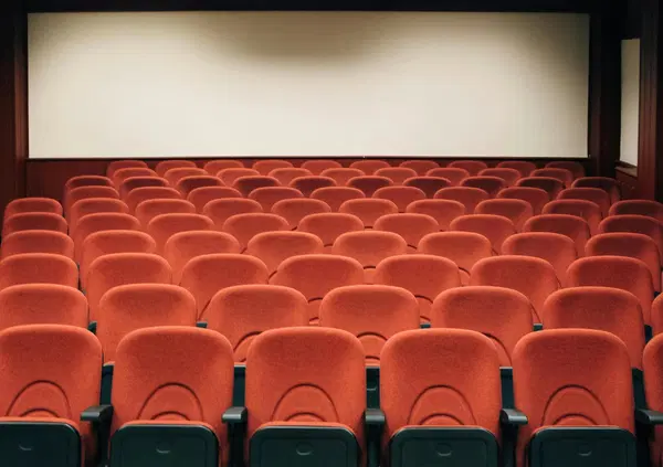 CINEMA IN CRISI: ma se fosse un grande ABBAGLIO? Ecco i dati sui film di quest&rsquo;anno tra Parthenope e Follemente. E i giovani che salvano le sale&hellip;