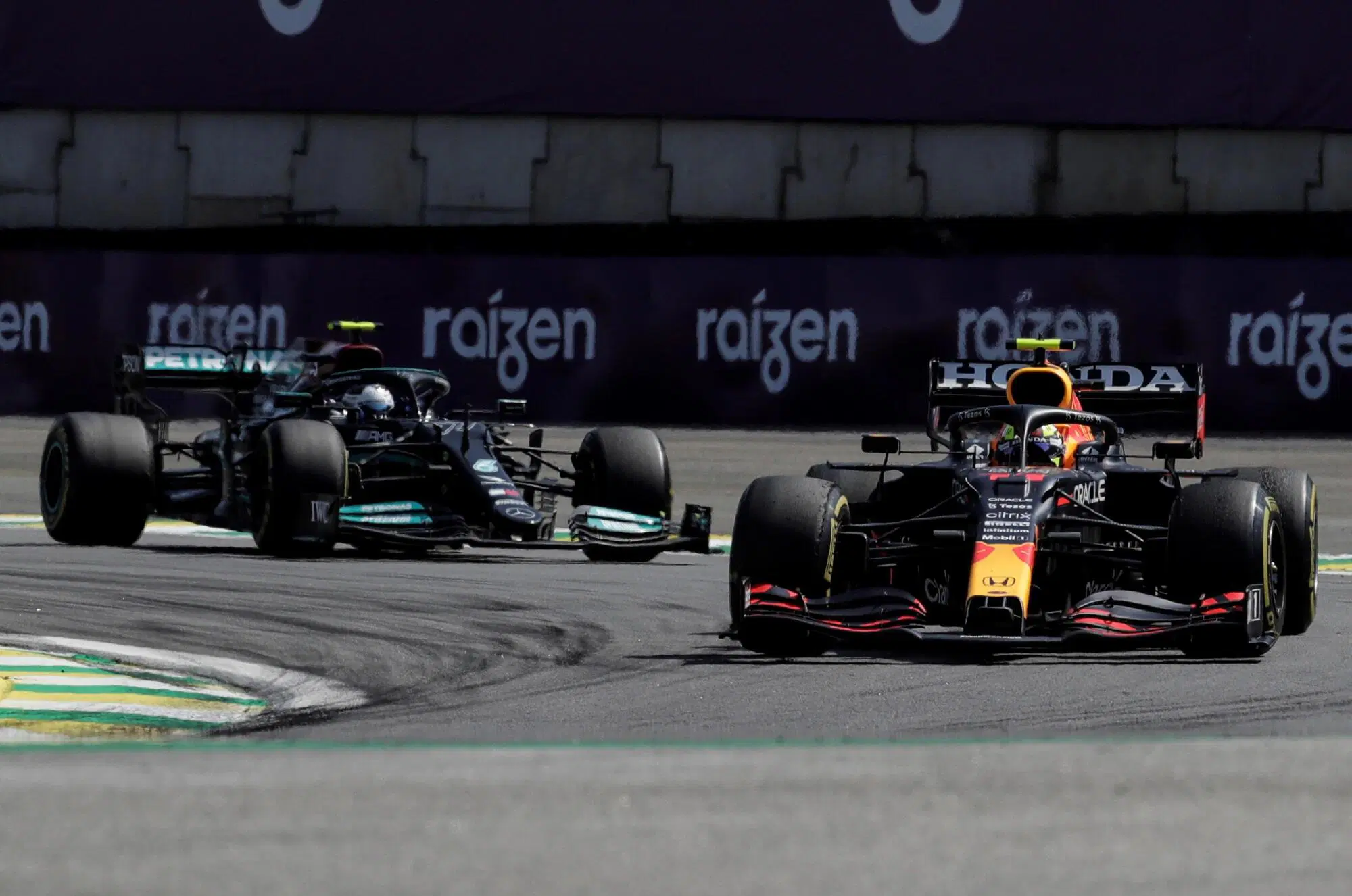 Valtteri Bottas (Mercedes) e Checo Perez (Red Bull) impegnati in una battaglia durante il GP del Brasile del 2021.