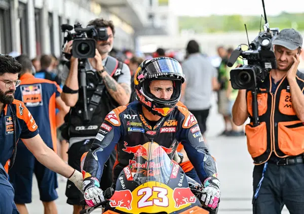 FOLLIE UNGHERESI? La pista piace anche alle zanzare, Marc Marquez perde il primato e Aprilia brucia in Q1. Disastro Bagnaia, ma questo Bastianini&hellip;