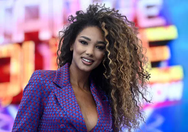 La Ruota della fortuna &ldquo;&egrave; un programma patriarcale e maschilista&rdquo;? La valletta Samira nel mirino del filosofo (e influencer) Matteo Abozzi