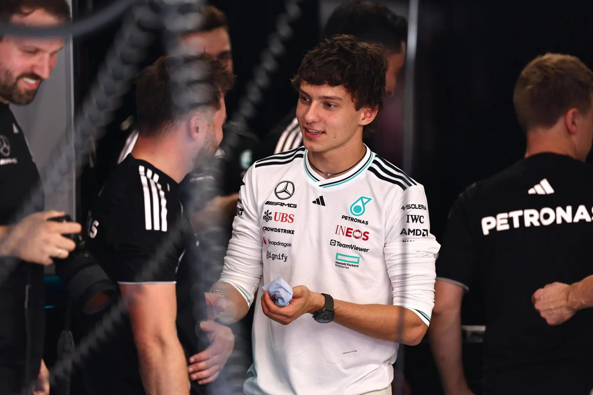 Kimi Antonelli nel paddock, 2025.