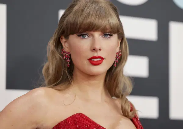 Taylor Swift e la copertina del nuovo album, Amanda Lear all&rsquo;attacco, quella volta in cui Robert De Niro si arrabbi&ograve; con Sergio Leone, e&hellip; A tutto gossip con Alessi