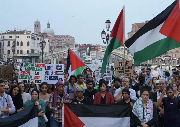 LA MOBILITAZIONE degli Artisti #NoBavaglio per Gaza a Venezia: &ldquo;La Mostra del cinema non si riduca a una triste e vacua vetrina&rdquo;. Ecco l&rsquo;appello contro il genocidio in Palestina, le realt&agrave; coinvolte e gli obiettivi