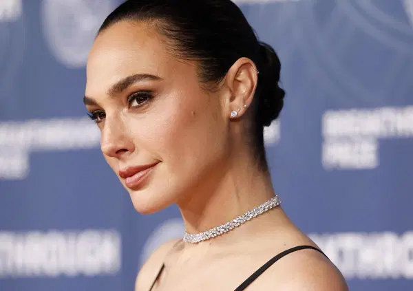A CASA! Gal Gadot via da Venezia perch&eacute; pro Israele. Il prossimo sar&agrave; Gerald Butler? Ma davvero dobbiamo scandalizzarci per la loro esclusione dalla Mostra del cinema dopo le proteste dei pro-Palestina?