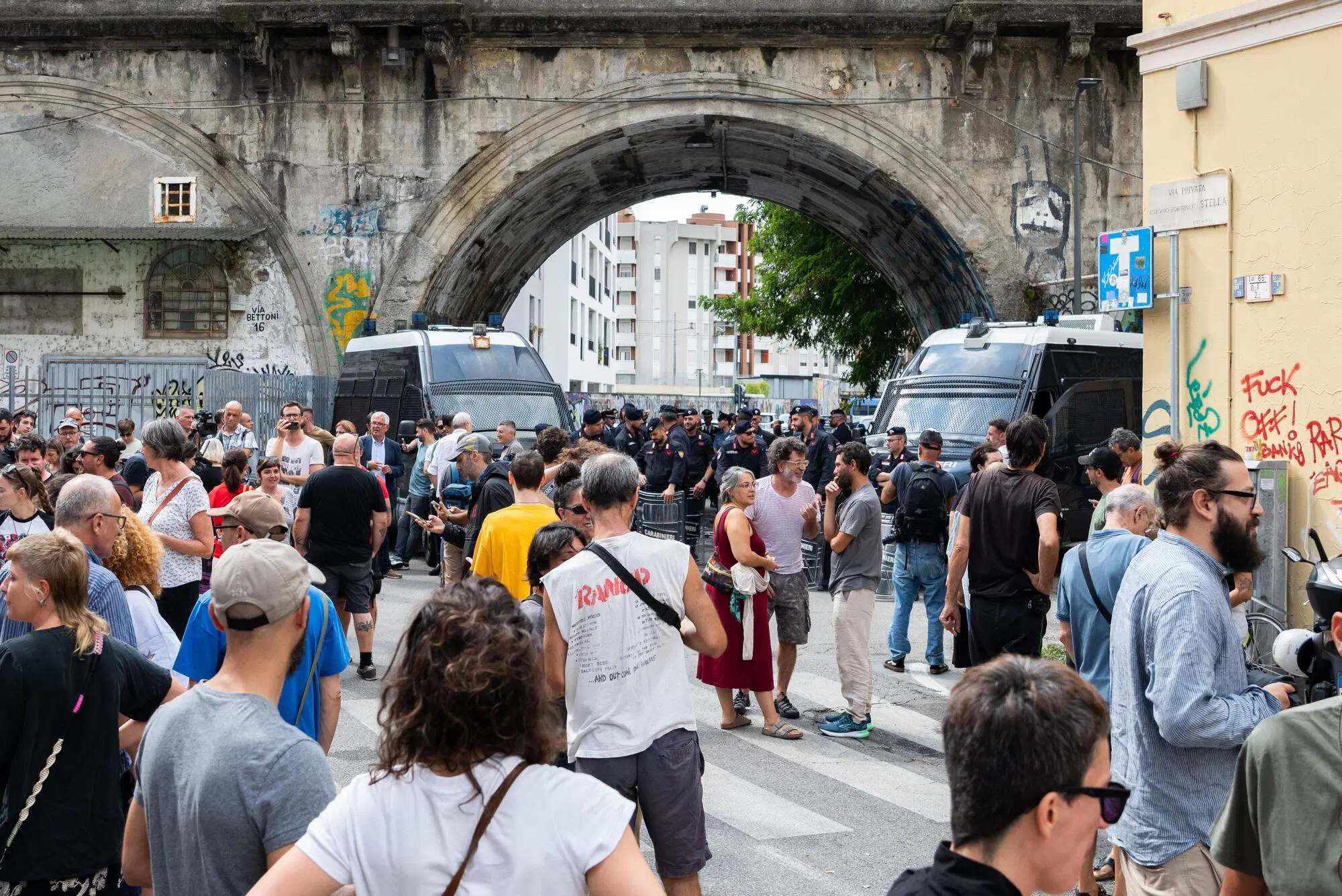 Il blitz delle forze dell'ordine per sgomberare il Leoncavallo a Milano