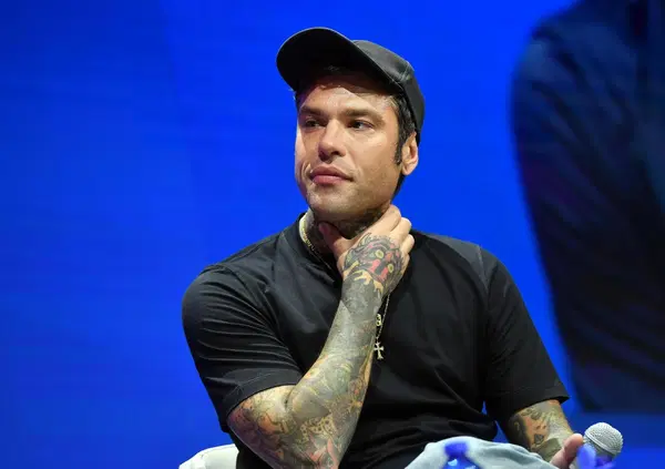 "Fedez gli ha tirato un calcio", ma &egrave; vero? Nuovo video VIRALE di un vip che da Porto Cervo si incazza con un fan (dopo Belen). E un'altra occasione buona sui social per litigare sul nulla?