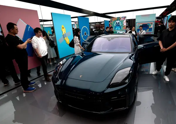 &Egrave; LA FINE DELL'ELETTRICO? Porsche si arrende con lo stop alla produzione di batterie, Perucca Orfei Masterpilot: "Oggi l&rsquo;affare &egrave; comprarsi una Taycan usata: paghi un terzo di quello che costava..."