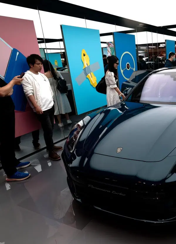 &Egrave; LA FINE DELL'ELETTRICO? Porsche si arrende con lo stop alla produzione di batterie, Perucca Orfei Masterpilot: "Oggi l&rsquo;affare &egrave; comprarsi una Taycan usata: paghi un terzo di quello che costava..."