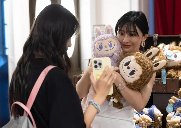 I LABUBU SONO GI&Agrave; VECCHI? Siamo stati in Cina e vi sveliamo (in anticipo) i nuovi jolly di Pop Mart: da Crybaby a Skullpanda, ecco i prossimi pupazzi che conquisteranno l'Occidente