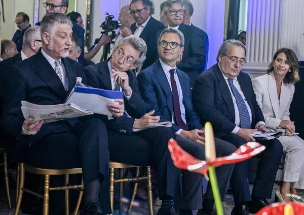 VEDI IL TEATRO SAN CARLO E POI MUORI: perch&eacute; la nostra inchiesta sulla Fondazione lirica vi racconta come funziona la politica italiana tra inciuci a destra e sinistra, amichettismo e familismo amorale  