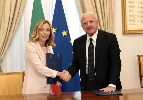 Il Teatro San Carlo racconta l&rsquo;inciucio destra/sinistra e il peggior familismo all&rsquo;italiana