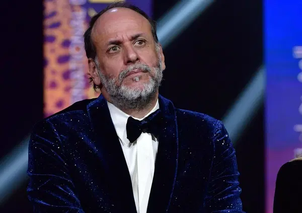 A Venezia Julia Roberts ci mette la faccia&hellip; di Guadagnino (sul cardigan). Ma solo La Verit&agrave; ha il coraggio di attaccare il regista? &ldquo;Tra lui e il direttore della Mostra una rete di rapporti&hellip;&rdquo;