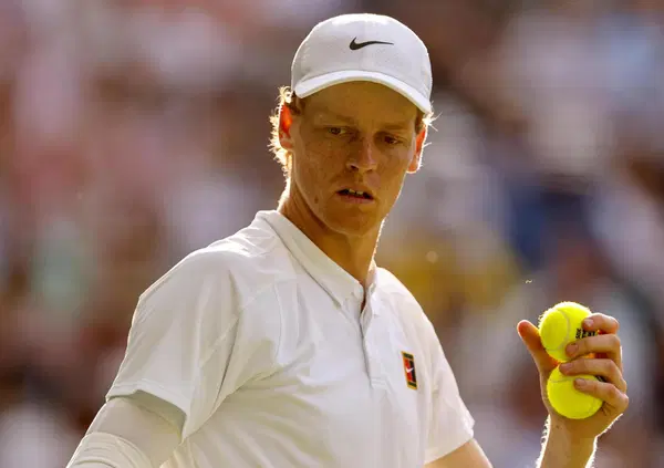 Ma Alcaraz rasato &egrave; figo o no? L&rsquo;esperta di stile: &ldquo;Paraculata di marketing. Sinner con Gucci? Perfetto&rdquo;. Parla Ida Galati (Le Stanze della Moda). E sulla (presunta) fidanzata di Jannik, Laila Hasanovic, e Coco Gauff...