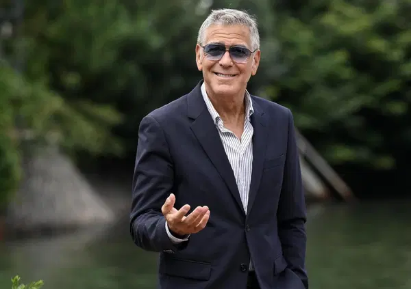 Abbiamo visto Jay Kelly, il film di Noah Baumbach con Clooney alla Mostra del cinema di Venezia: ma com&rsquo;&egrave;? Ormai George lo prendiamo sul serio solo in Italia&hellip;