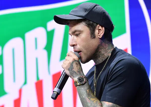 La Russa, Santanch&egrave;, Fedez sullo yacht? &Egrave; la foto dell&rsquo;estate 2025: noi siamo noi e voi non siete un caz*o!