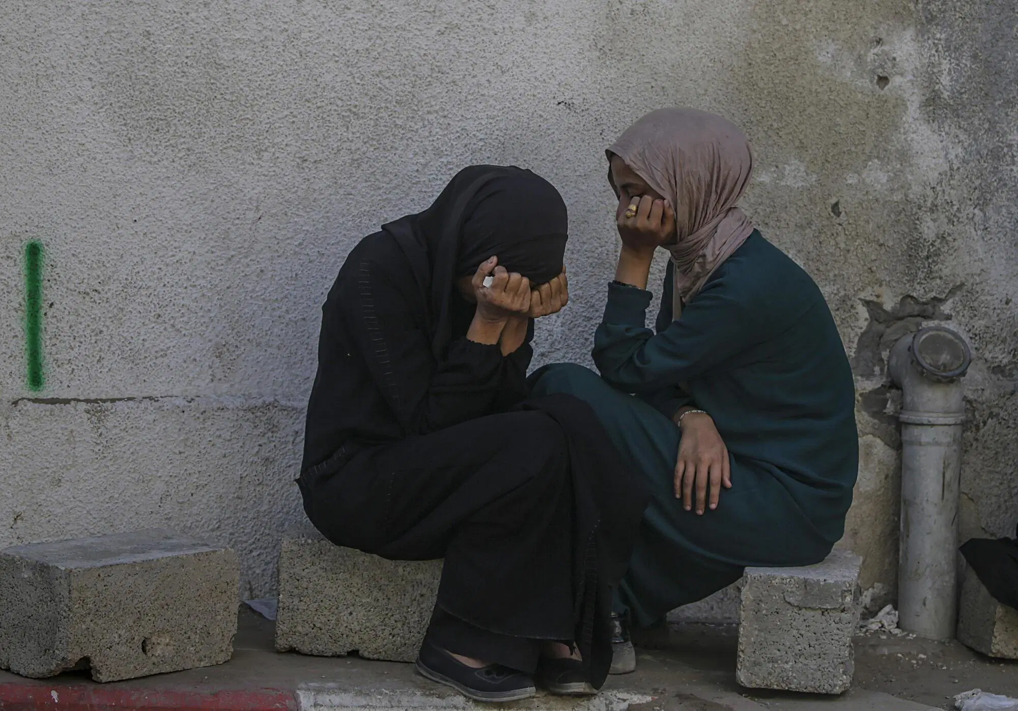 Donne palestinesi piangono i parenti morti nei bombardamnti israeliani