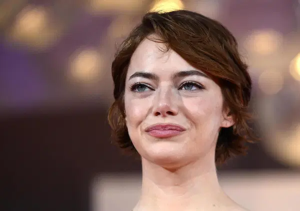 Ma l'avete vista Emma Stone in Bugonia? Pare Giorgia Meloni quando fa le facce strane. No, ma uguali proprio