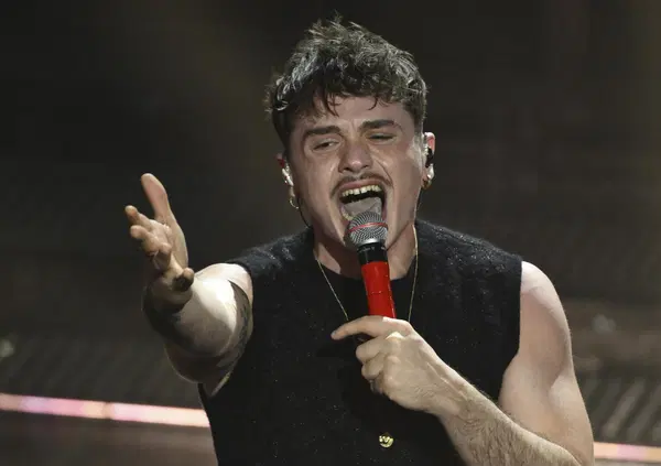 Abbiamo ascoltato Questa domenica, nuovo singolo di Olly, ma com&rsquo;&egrave;? Le prove generali come "nuovo Vasco" a forma di pop music. E in quel ristorante&hellip;