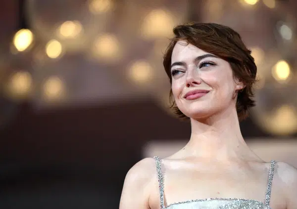 Abbiamo visto Bugonia, il film di Lanthimos, alla Mostra del cinema di Venezia. Ma com'&egrave;? Vi spieghiamo perch&eacute; questo film &egrave; il primo passaggio a vuoto del regista...