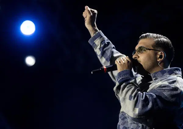 Geolier, che straccia il contratto col Napoli sullo speaker &ldquo;Decibel&rdquo; Bellini, per i fan &egrave; un eroe, ma per Paolina Saulino &egrave; tutta una sceneggiata: "Amo', ripigliati perch&eacute;&hellip;"