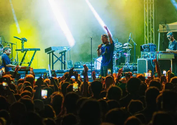 Siamo stati al Transumare Fest a due passi dal mare tra concerti, yoga, arrosticini e trekking: non solo un evento musicale, ma una piccola vacanza in cui riscoprire le bellezze dimenticate dell&rsquo;Italia. Ecco come &egrave; andata&hellip;