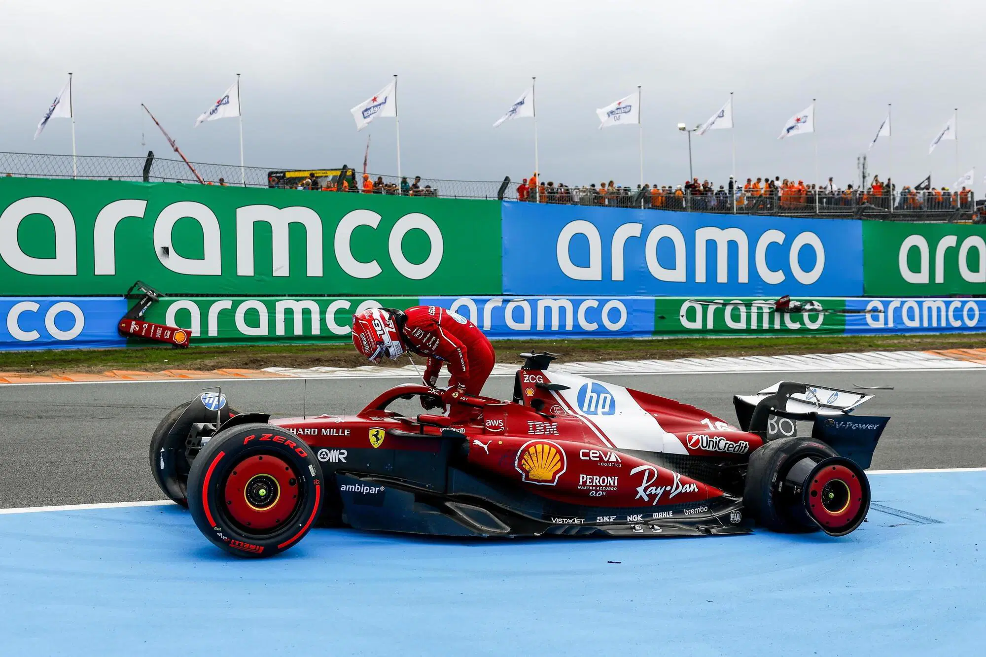 Charles Leclerc mentre scende dalla sua monoposto incidentata