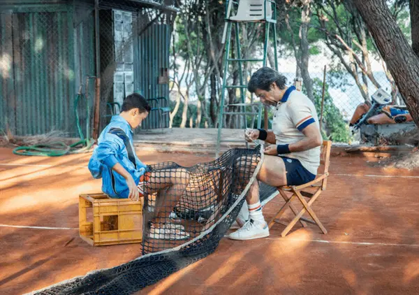 Abbiamo visto Il maestro di Di Stefano con Favino alla Mostra del cinema di Venezia: ma com&rsquo;&egrave;? Un film sul tennis che ci dice che non tutti possono essere Sinner. E va bene cos&igrave;