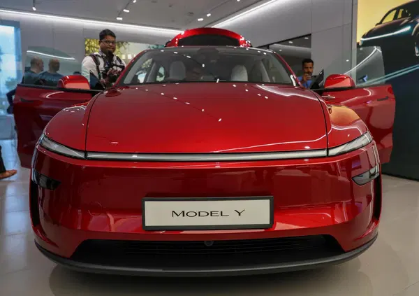 Com&egrave; la Tesla Model Y Performance 2026? Perucca Orfei Masterpilot l'ha provata e ci spiega la svolta: "Un missile travestito da Suv. Non sono contro l&rsquo;elettrico nativo, ma..." [video]