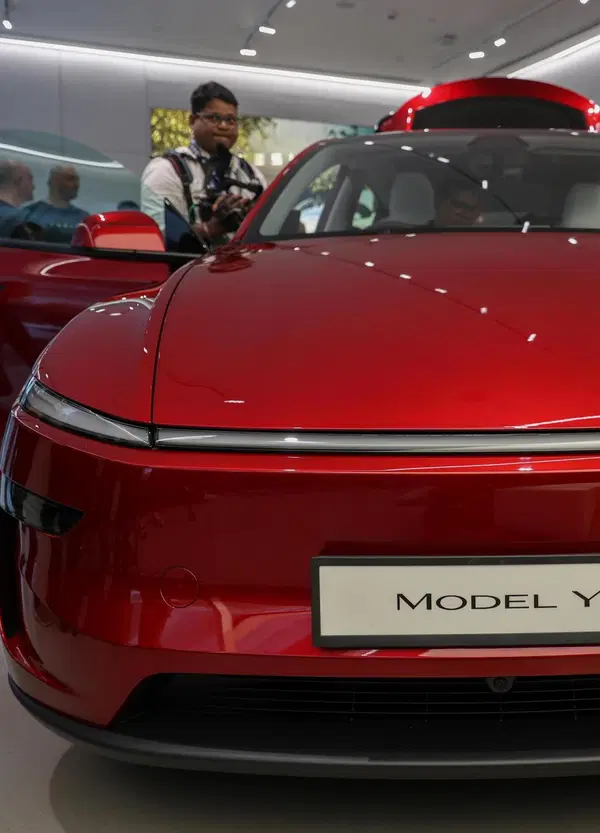 Com&egrave; la Tesla Model Y Performance 2026? Perucca Orfei Masterpilot l'ha provata e ci spiega la svolta: "Un missile travestito da Suv. Non sono contro l&rsquo;elettrico nativo, ma..." [video]
