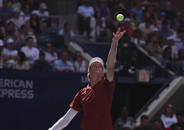 Jannik Sinner e l&rsquo;amore con Laila Hasanovic, ma la stabilit&agrave; di coppia serve davvero a uno sportivo? Lo psicologo Merigo: &ldquo;Ecco perch&eacute; fortifica&rdquo;. E contro Bublik...