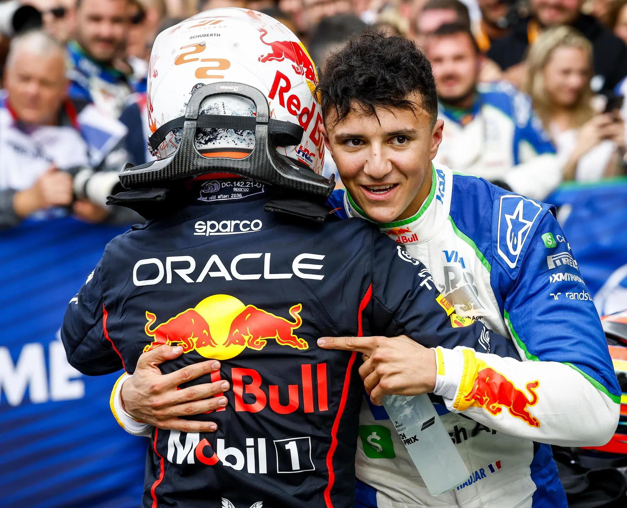 Isack Hadjar nell'abbraccio con Max Verstappen al Gran Premio d'Olanda
