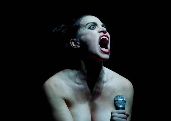 Silvia Gallerano recita nuda e si stupisce che le sue foto vengano diffuse sui siti por*o? Ma cosa dice la legge? Dal problema del &ldquo;consenso&rdquo; al Digital Service Act e&hellip;