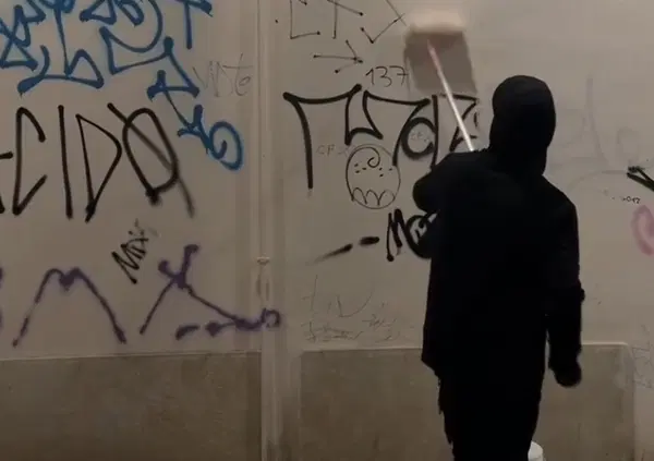 Bye bye Banksy! Chi caz*o &egrave; Ghost Pitur, l'artista &ldquo;anti degrado&rdquo; che cancella le opere degli altri a Brescia? Eroe o fuffa da influencer?