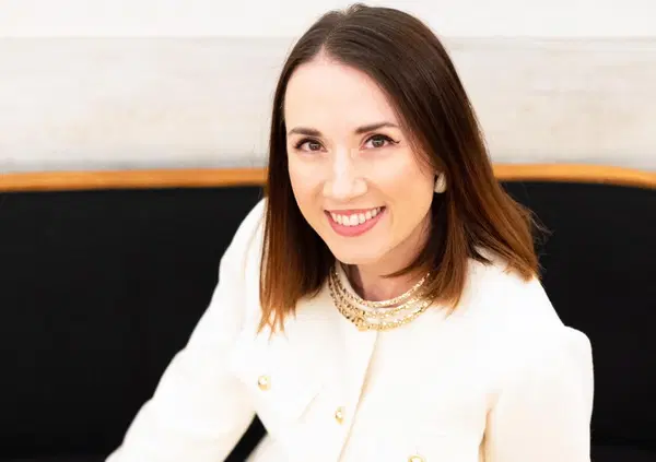 Abbiamo letto Scandalo a Hollywood di Felicia Kingsley, ma com'&egrave;? Una sceneggiatura gi&agrave; pronta: pi&ugrave; che leggerla, l'opera della regina del romance si vede