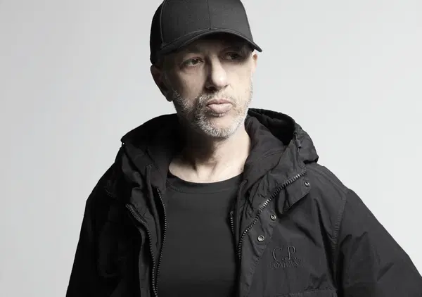 Abbiamo ascoltato Canerandagio parte 2, il disco di Neffa, ma com'&egrave;? Si avvicina al sole, ma senza bruciare nei raggi dell'hip hop (anche per colpa di featuring e marketing)