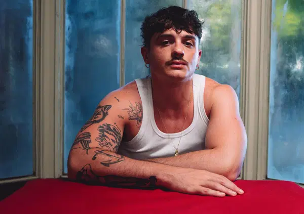 Siamo stati al concerto di Olly all'Ippodromo di Milano e abbiamo scoperto il segreto del suo successo: sbaglia i congiuntivi come Vasco Rossi