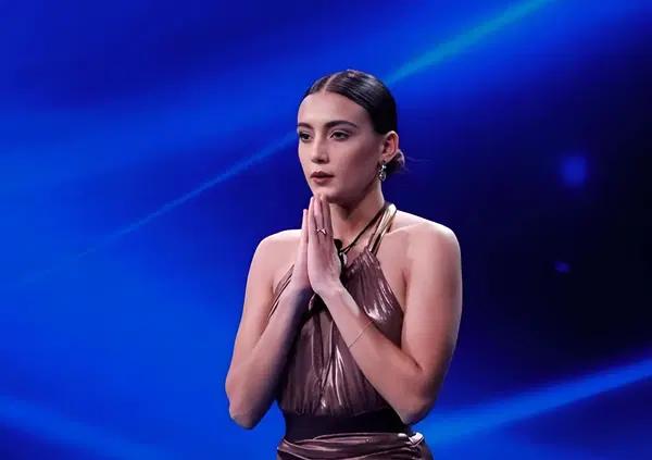 Grande Fratello, Zeudi Di Palma si strizza il grasso (che non ha) su TikTok: &ldquo;Devo eliminarlo!&rdquo;. L&rsquo;ultima spiaggia della caccia all&rsquo;hype social: ammiccare ai disturbi alimentari...