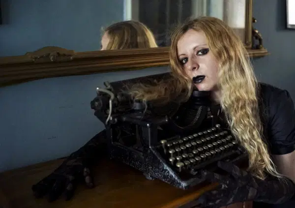 Abbiamo letto Questo mondo non &egrave; casa (Rizzoli), il libro di Viola Di Grado, ma com'&egrave;? Smonta la psicoanalisi, l'editoria e l'intimit&agrave; spettacolarizzata attraverso la cronaca nera