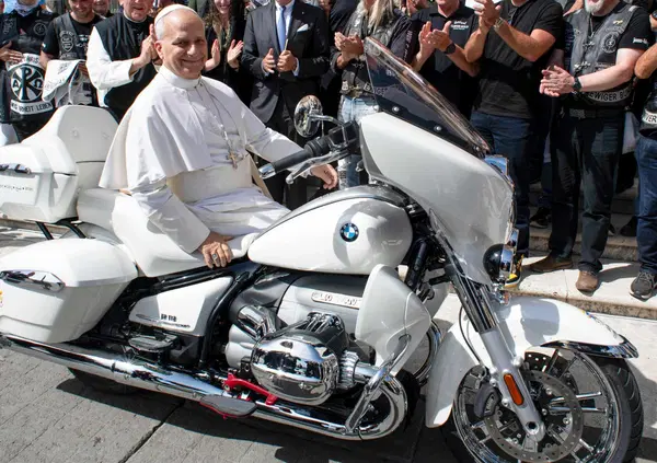 Avete visto la moto di Papa Leone XIV? I Christian Jesus Bikers gli regalano una Bmw R 18 e lui confessa: &ldquo;Amo guidarla&rdquo;. Ma quanto costa? 